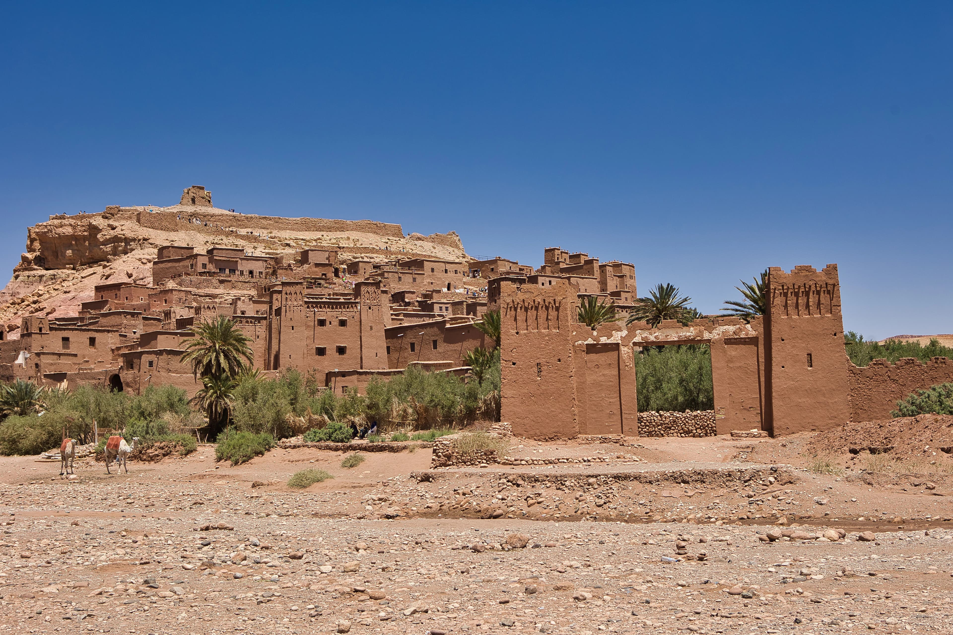 A large brown building sitting in the middle of a desert