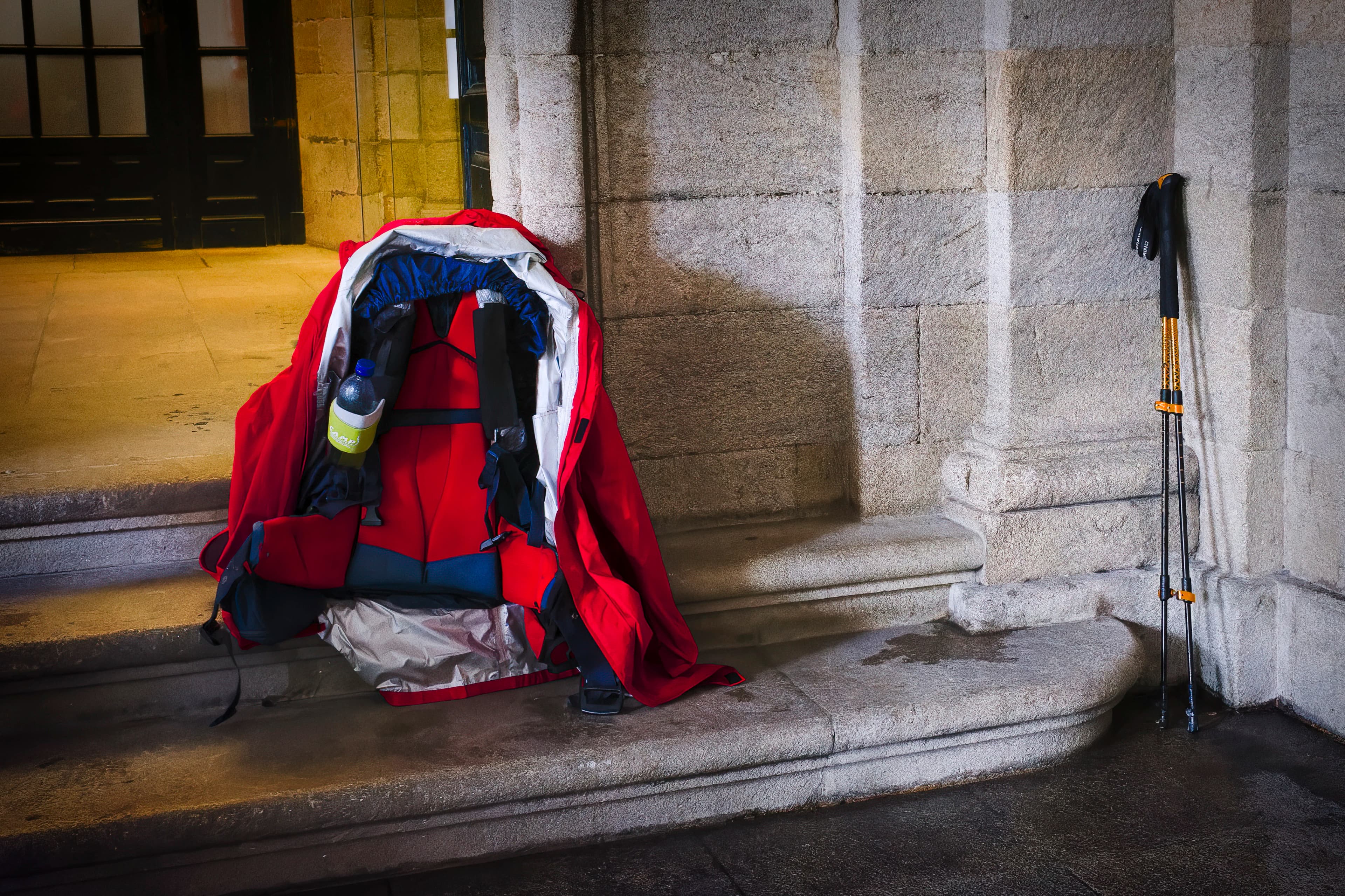 a backpack sitting on the steps of a building