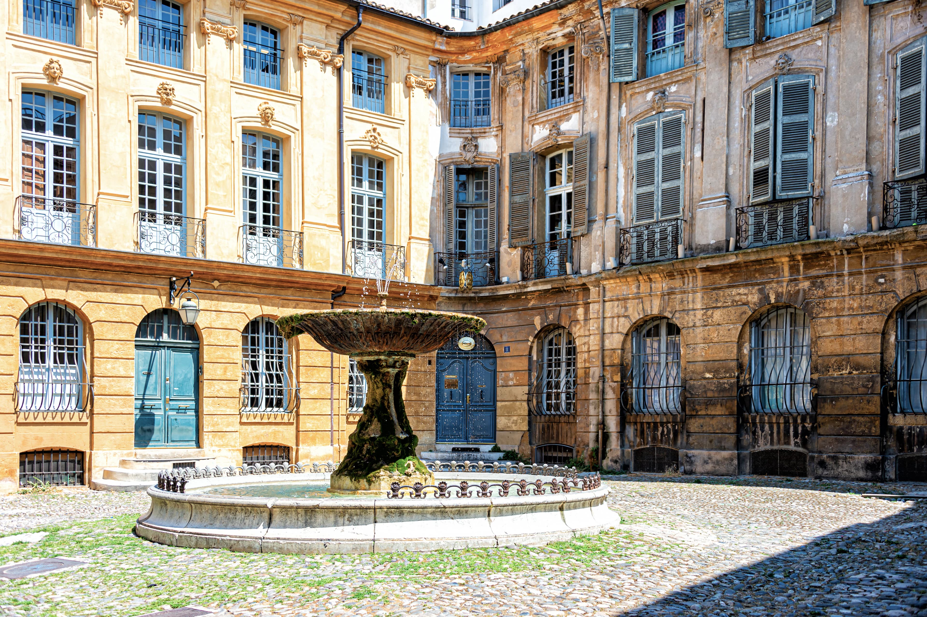 a courtyard with a fountain in the middle of it