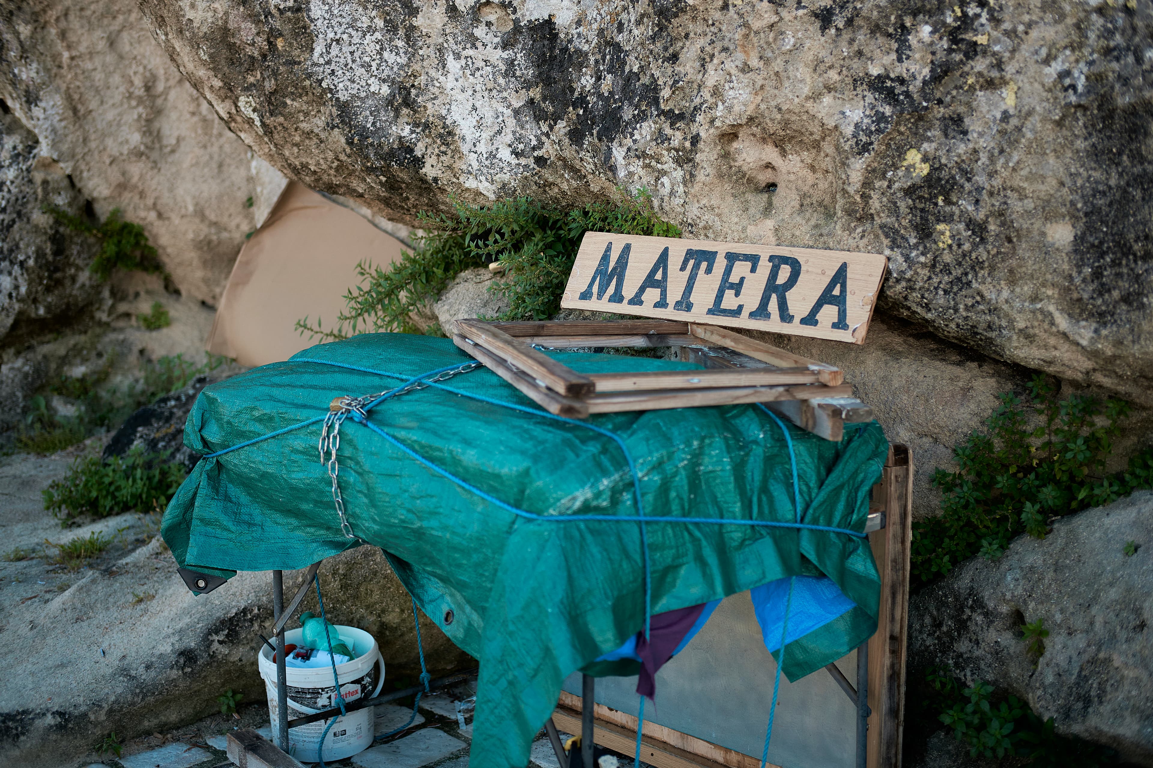 there is a sign that says mater on it