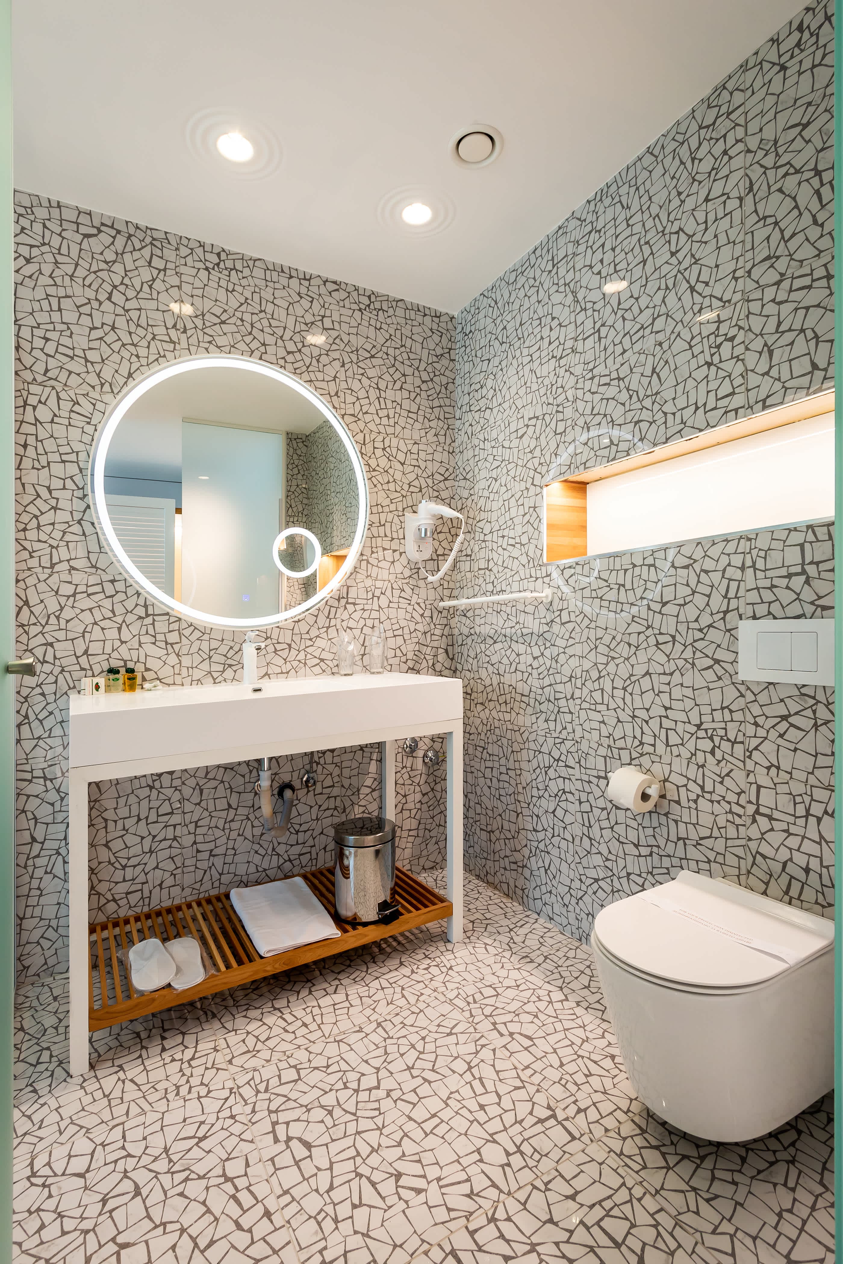 Carine Hotel Kumbor Ansicht 6