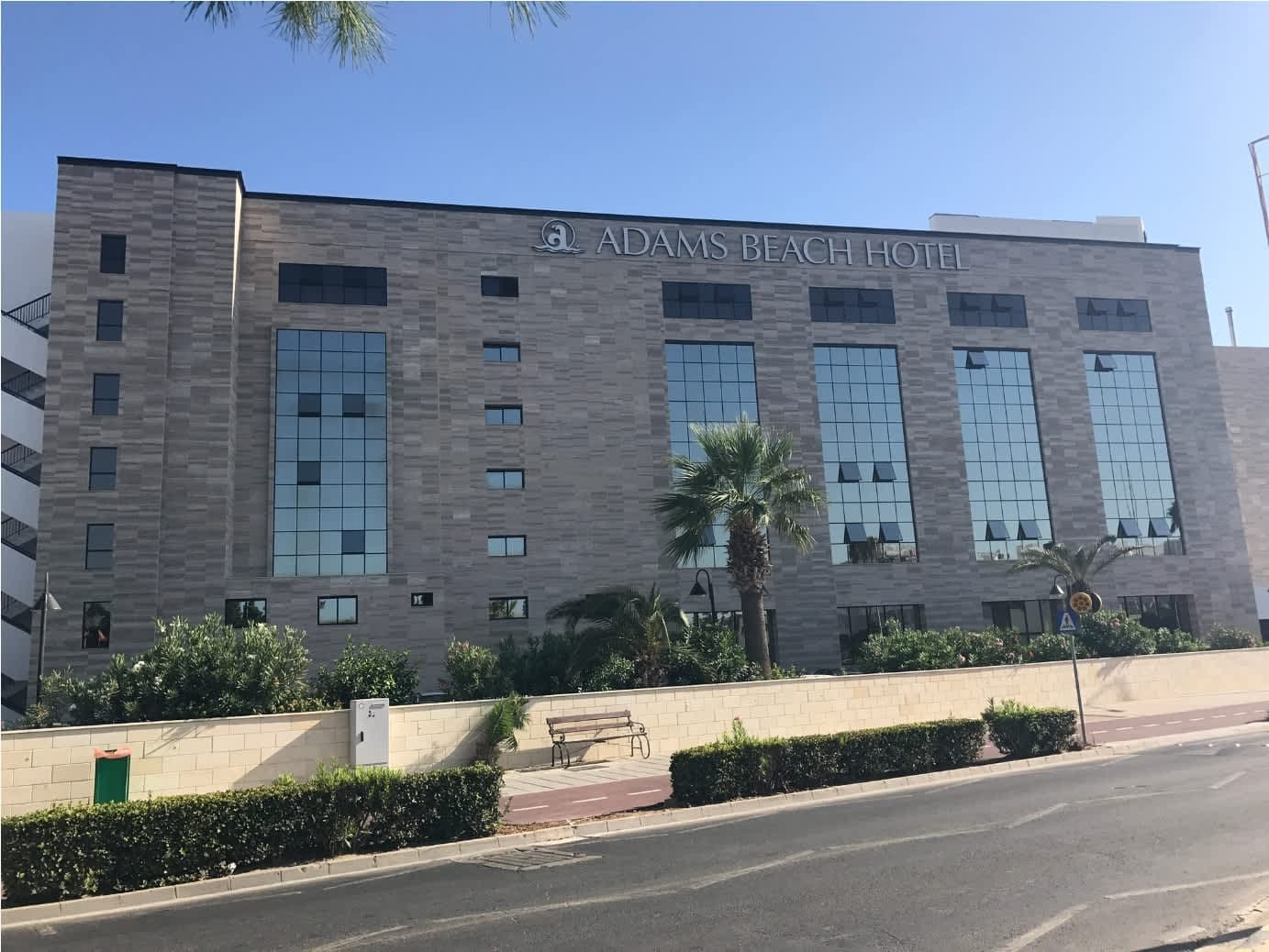 Adams Beach Hotel Ansicht 2