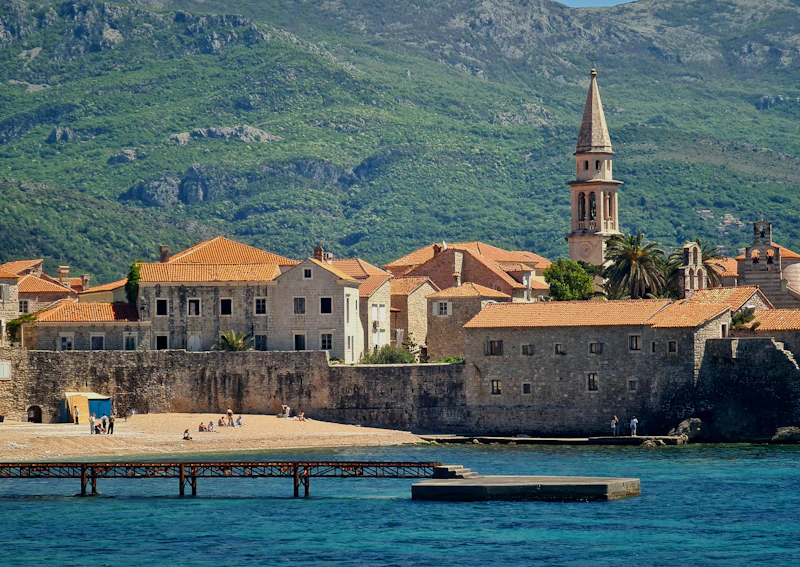 Mediterrane Küstenstadt mit Kirche